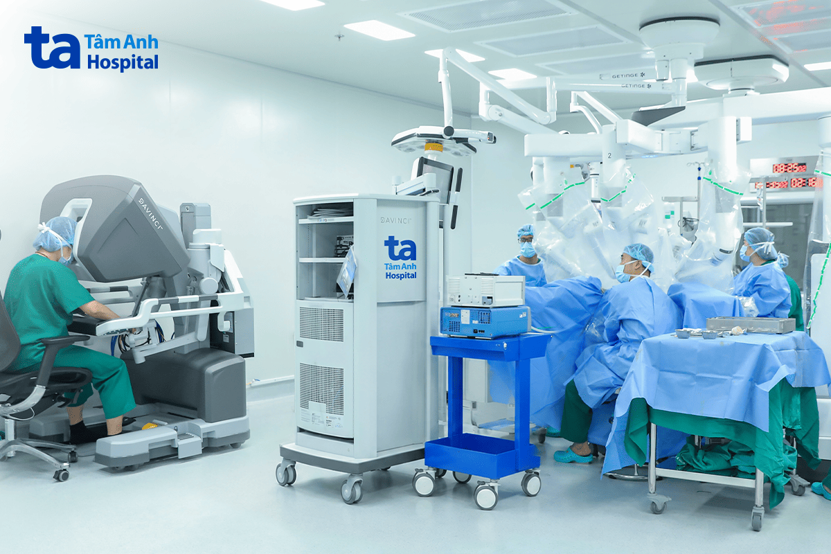bác sĩ điều khiển robot da vinci xi phẫu thuật cắt tử cung cho chị hạnh