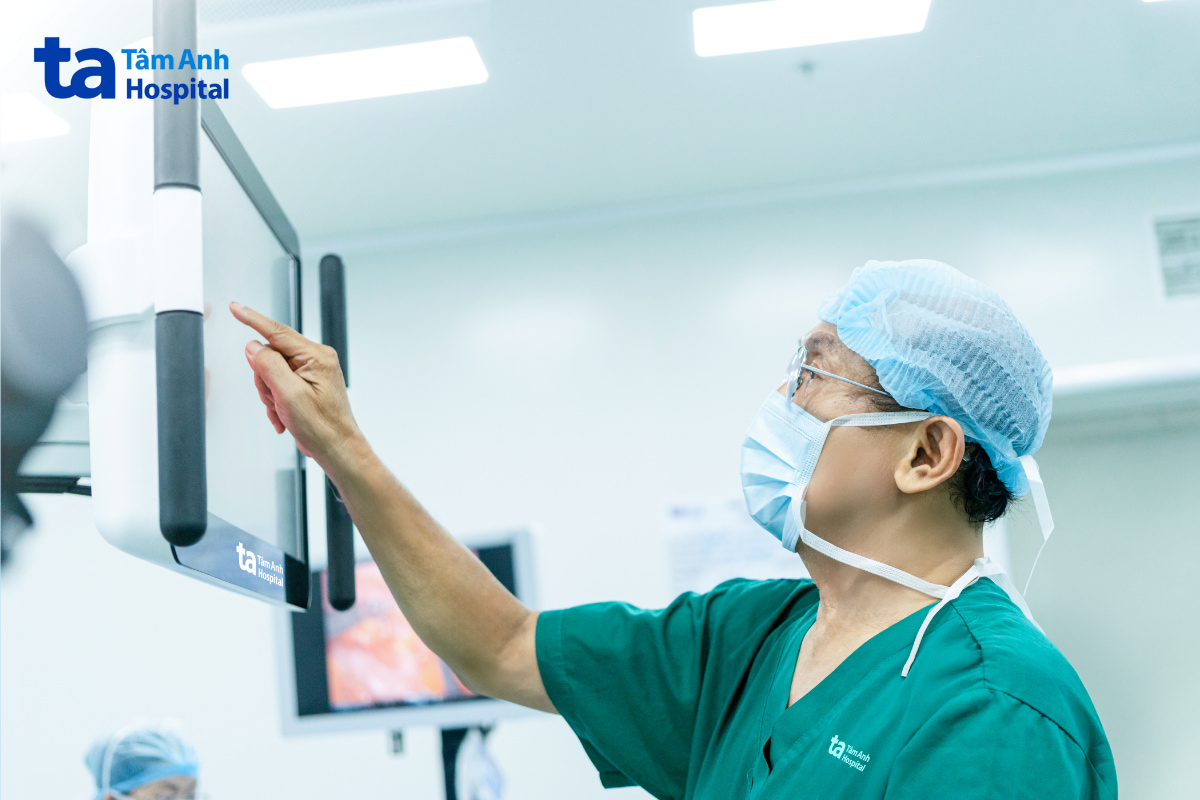 Bác sĩ điều khiển robot Da Vinci Xi trong phòng mổ