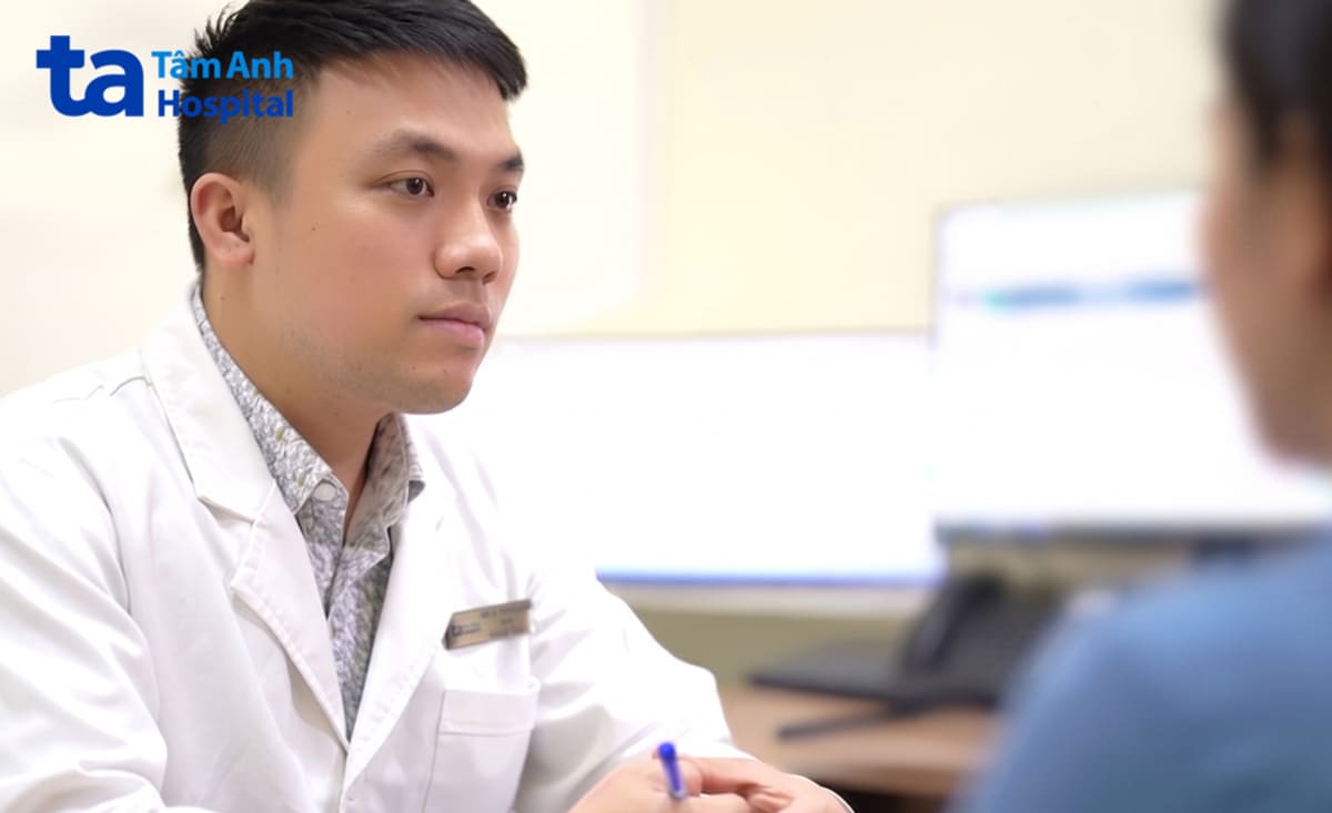 bác sĩ dương tư vấn tâm lý cho bệnh nhân