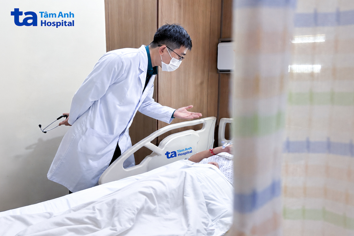 Bác sĩ Duy giải thích tình trạng nhiễm khuẩn Leptospira cho người bệnh