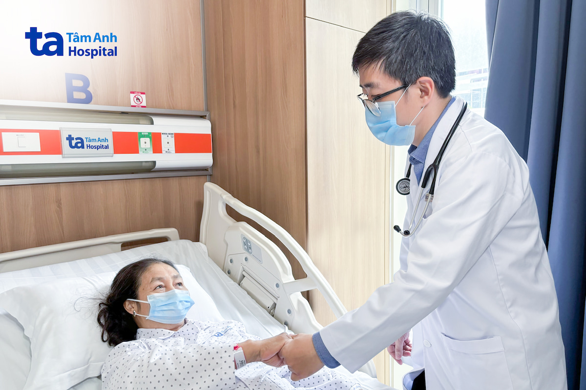 Bác sĩ Duy thăm khám và dặn dò bà Hoan trước khi xuất viện