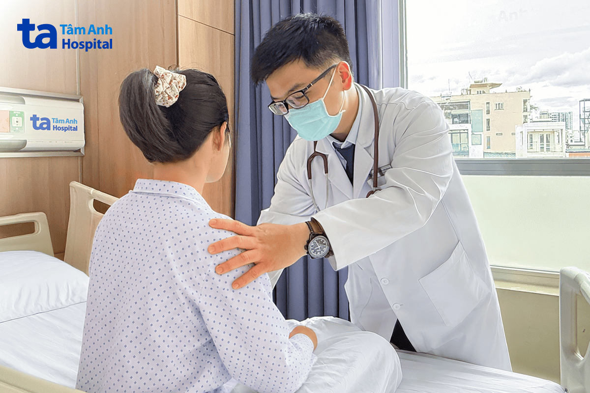 bác sĩ khám cho khanh trước khi xuất viện