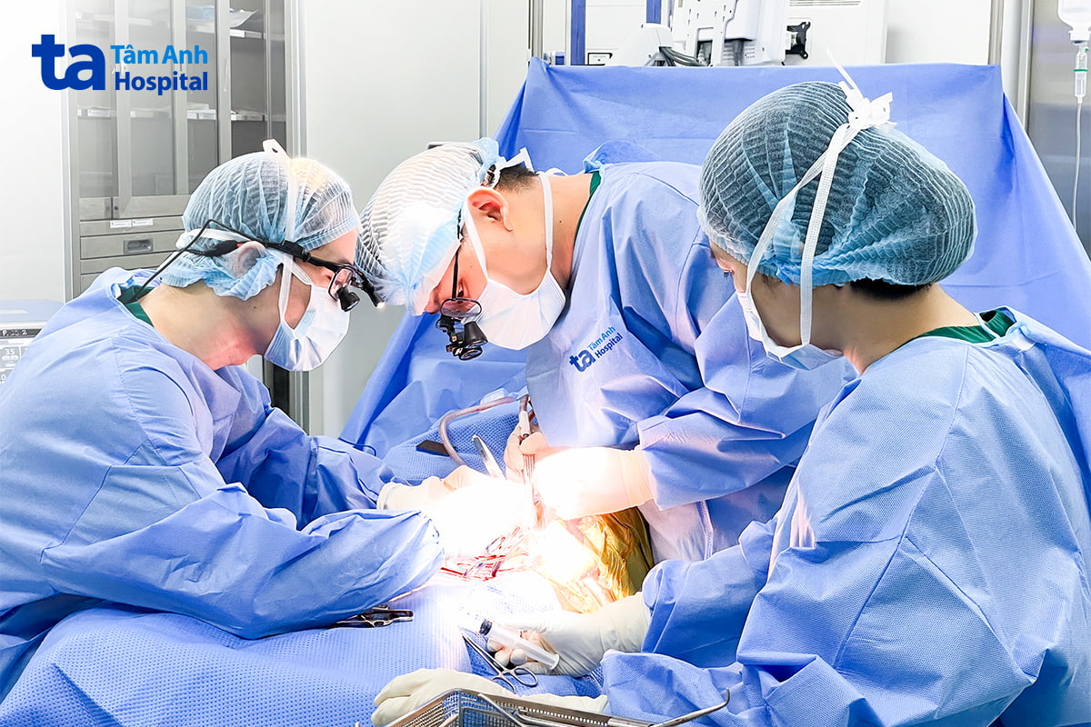 Bác sĩ Hoài (bên trái) cùng êkíp phẫu thuật loại bỏ huyết khối cho người bệnh