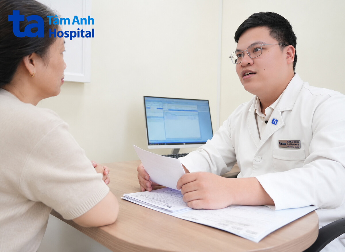 bác sĩ hùng tái khám cho chị hiền sau tán sỏi