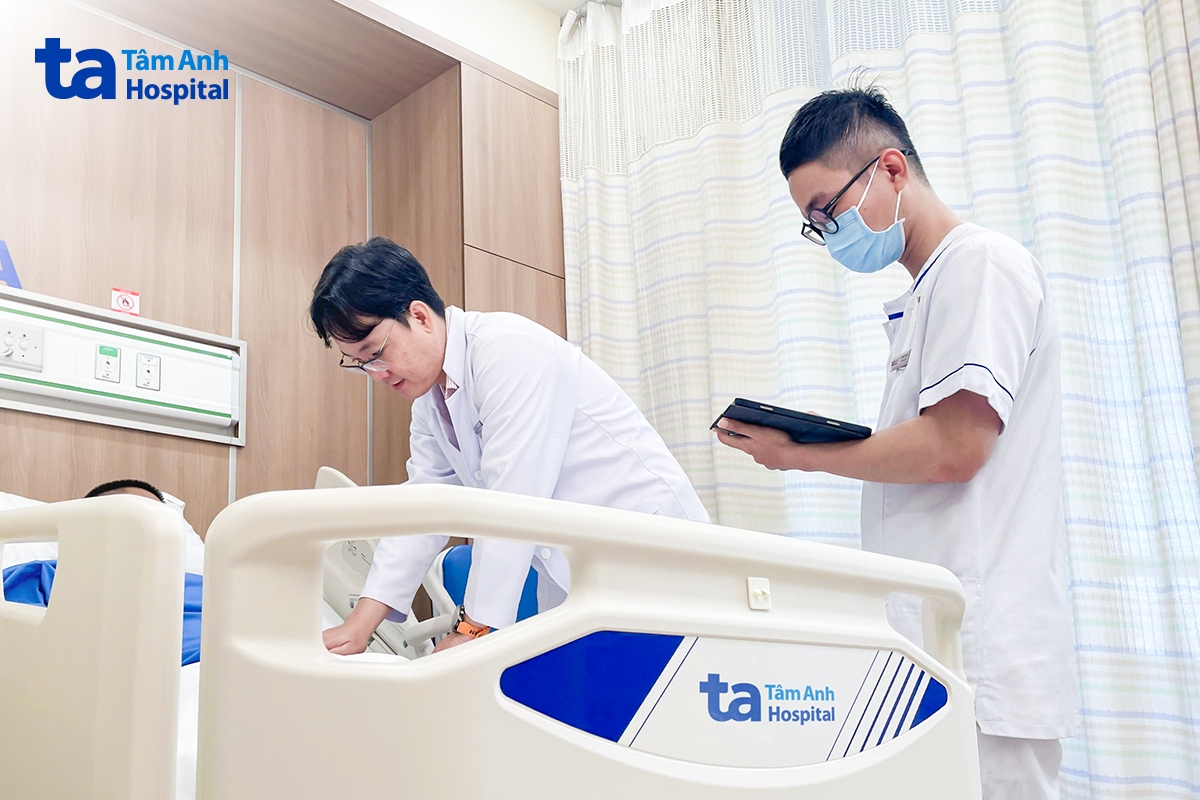 bác sĩ huy thăm khám cho tuấn trước khi xuất viện