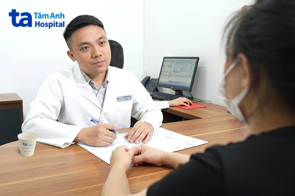 bác sĩ khám sau 2 tháng điều trị