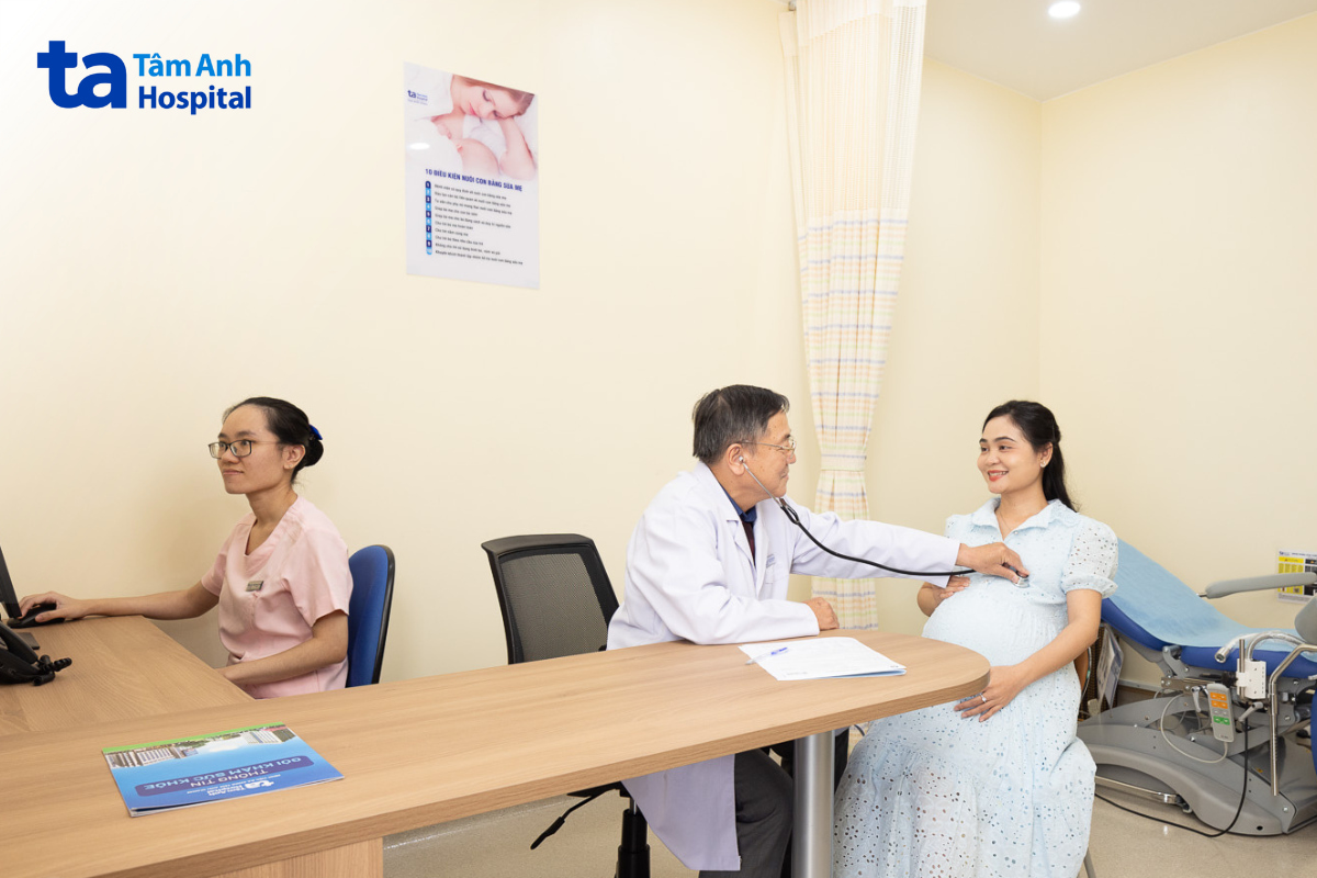 Bác sĩ khám thai phụ để đánh giá nguy cơ sa dây rốn