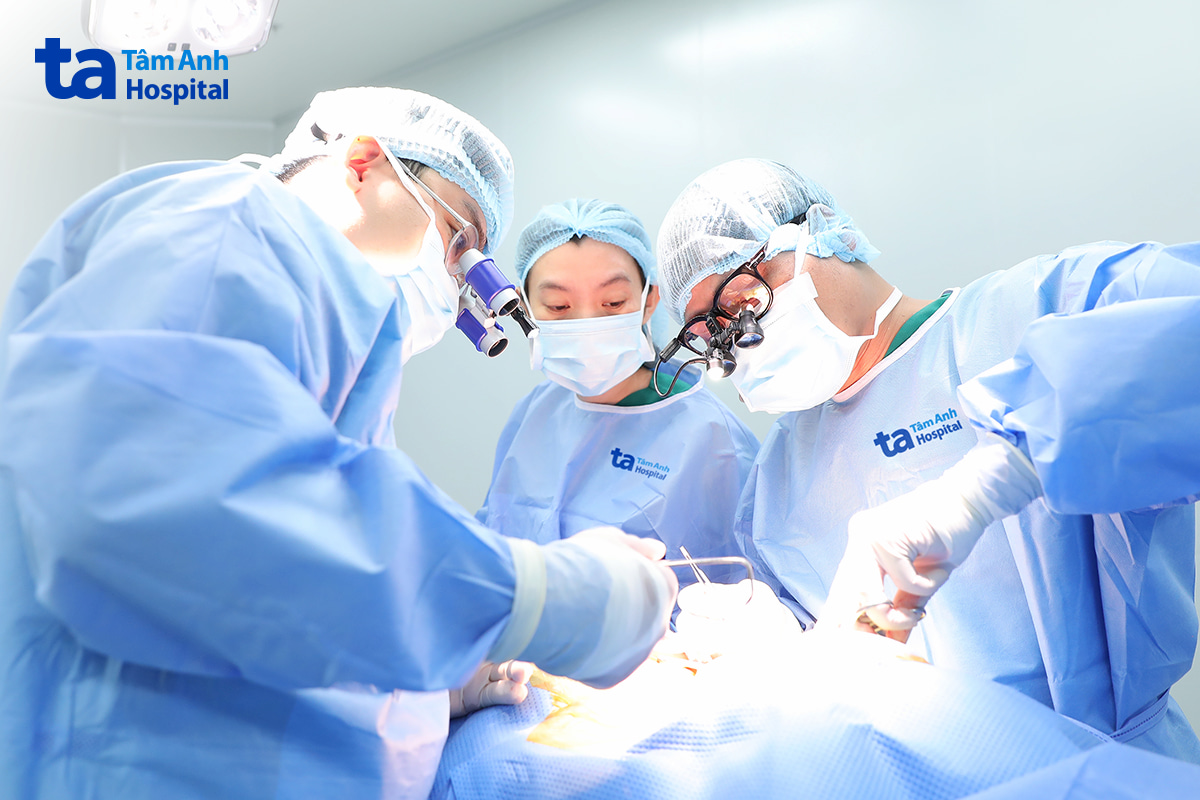 Bác sĩ Khang cùng êkíp Ngoại Tim mạch phẫu thuật cho người bệnh