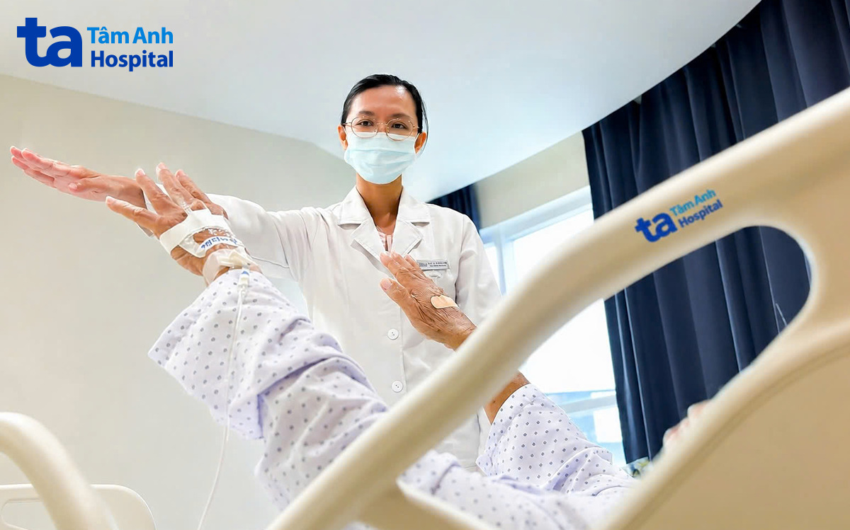 bác sĩ kiểm tra bệnh nhân sau đột quỵ