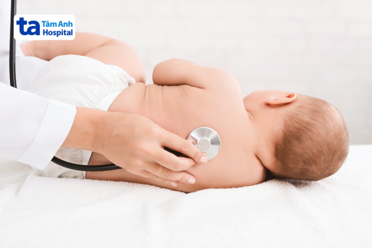 Bác Sĩ Kiểm Tra Phổi Của Trẻ Nhỏ