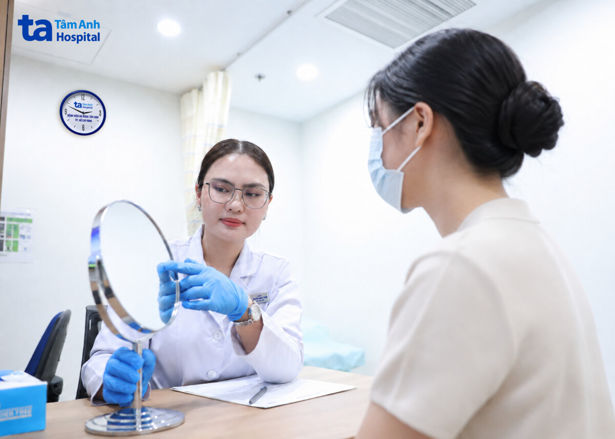 bác sĩ kiểm tra vết dầu bắn lên trán