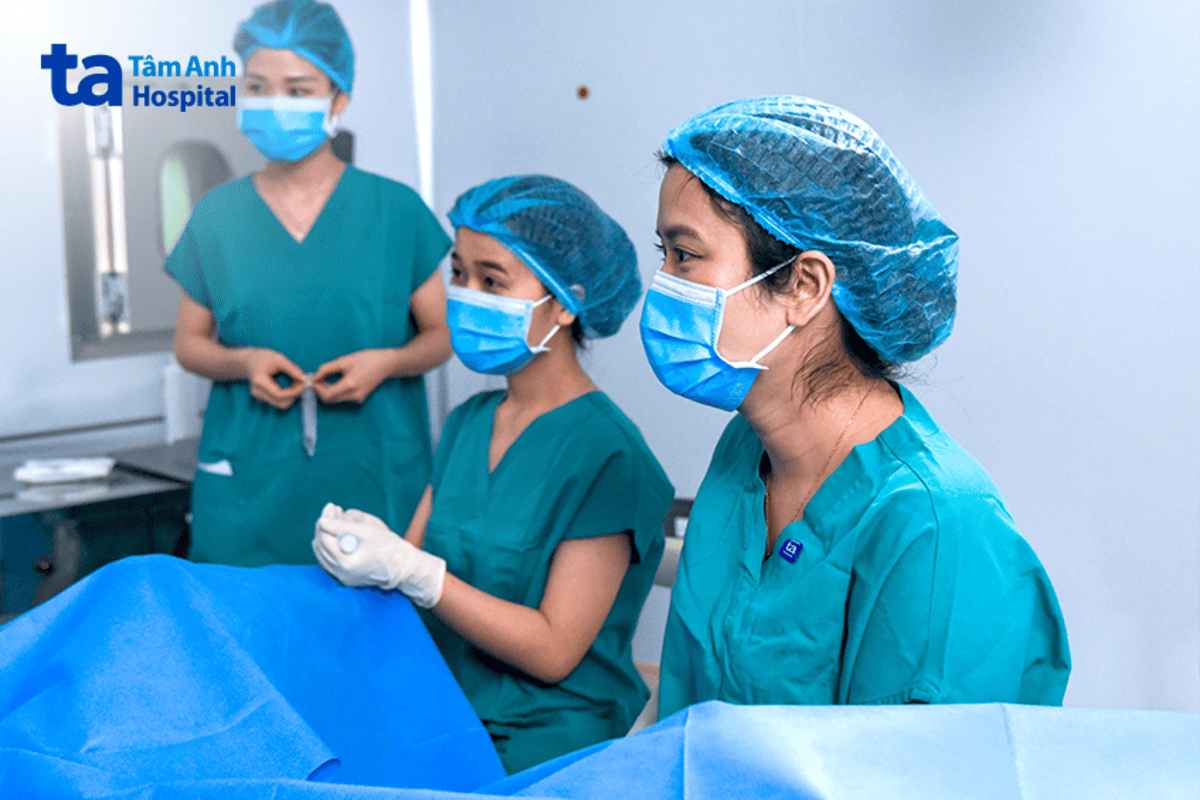 bác sĩ lệ thủy chọc hút noãn cho bệnh nhân