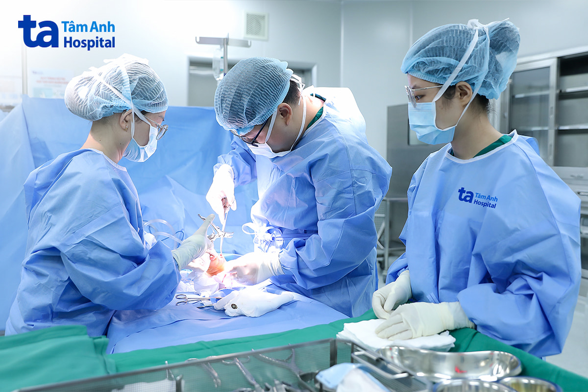 Bác sĩ Nghĩa cùng êkíp phẫu thuật cắt ngón chân hoại tử cho người bệnh