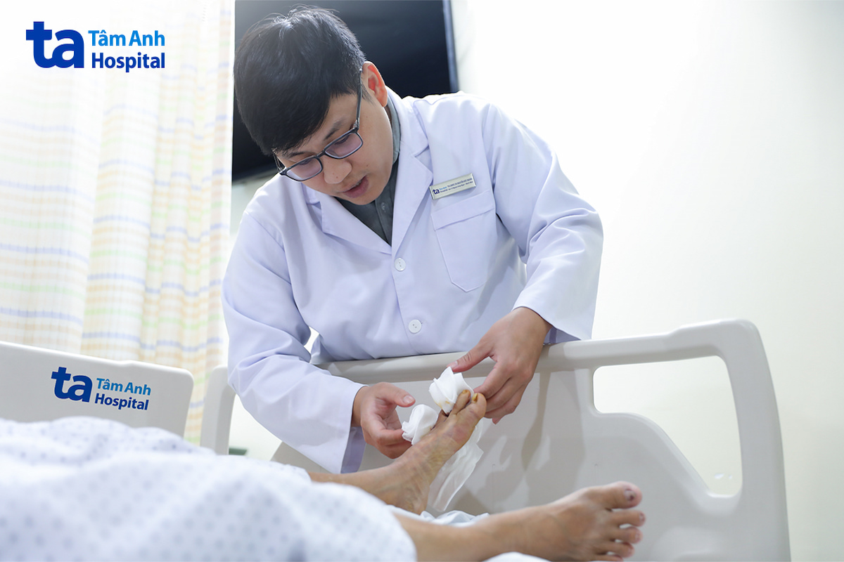 Bác sĩ Nghĩa thay băng cho người bệnh sau phẫu thuật