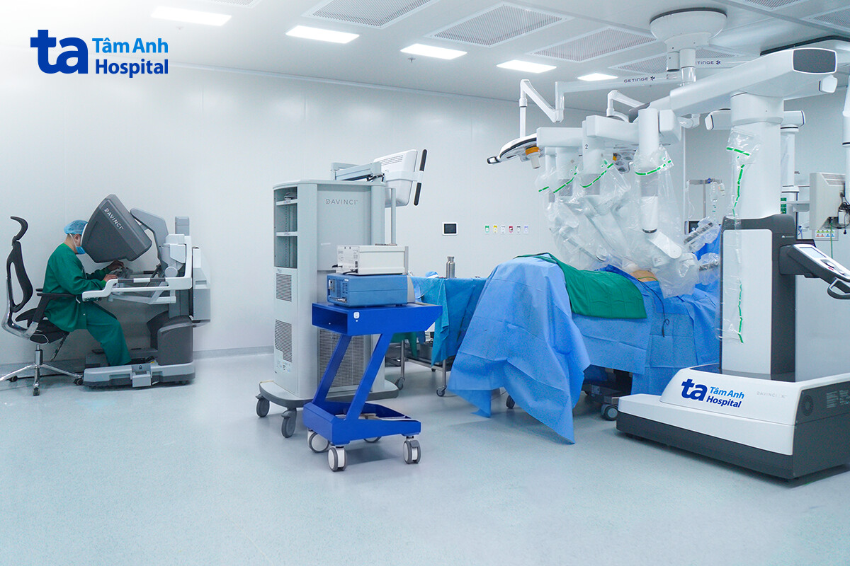 bác sĩ ngồi điều khiển robot