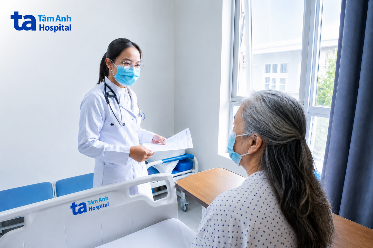 Bác sĩ Nguyễn Thị Viên đánh giá các chỉ số phục hồi của bệnh nhân sau hơn một tuần điều trị