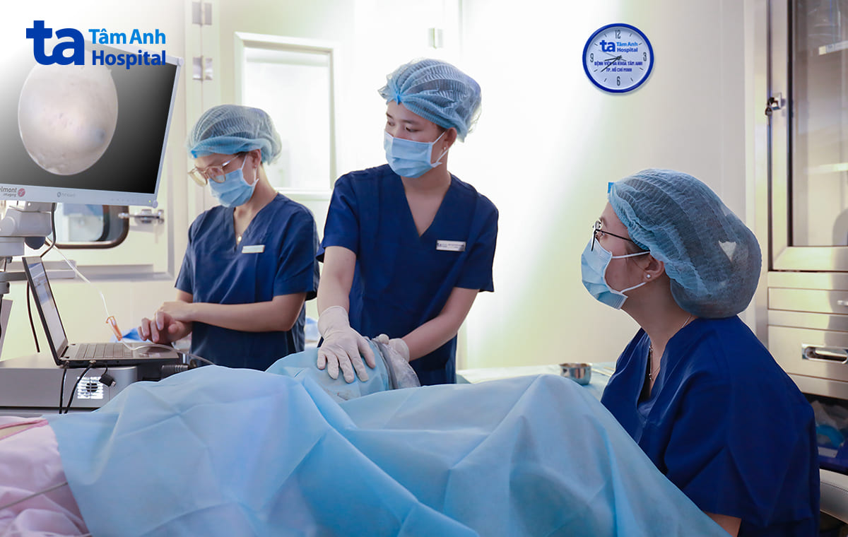 Bác sĩ Giang nội soi buồng tử cung cho người bệnh.