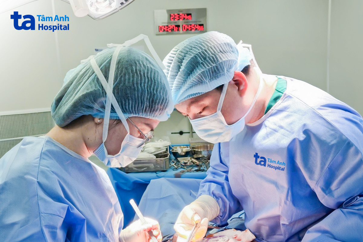 Bác sĩ phẫu thuật cắt khối u dưới móng tay cho bệnh nhân