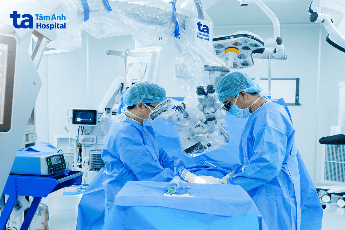 bác sĩ phẫu thuật micro-tese cho người bệnh