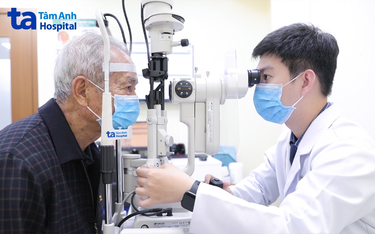 Bác sĩ Phúc kiểm tra mắt cho ông Hữu khi tái khám. Ảnh: Bệnh viện Đa khoa Tâm Anh