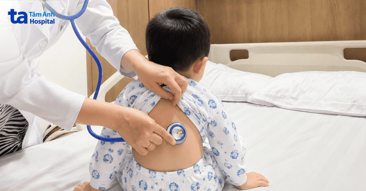 Bé 2 tuổi bong tróc da toàn thân do độc tố tụ cầu khuẩn