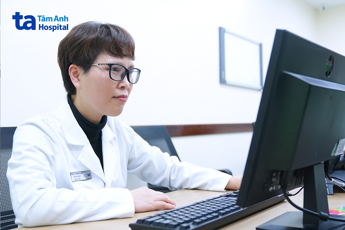 bác sĩ quyên đang đọc phim chụp x-quang phổi của bệnh nhân trên máy tính