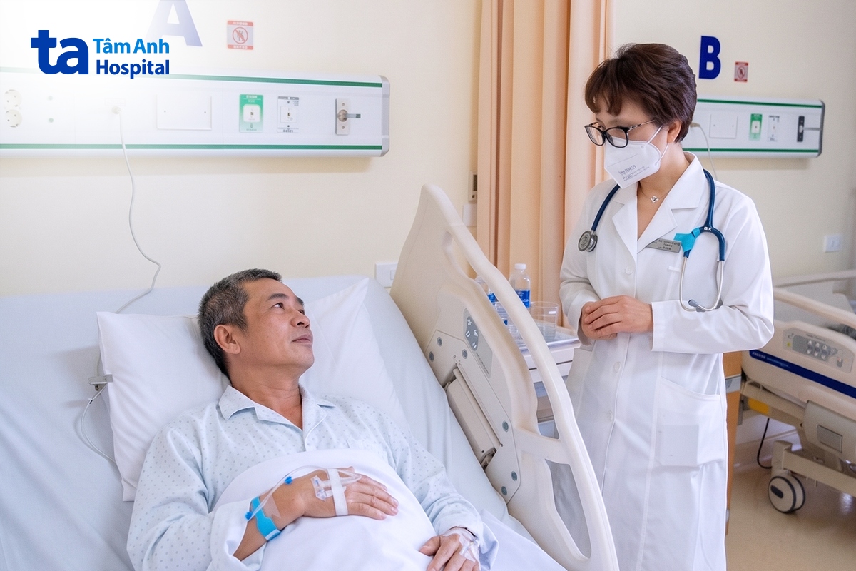 bác sĩ quyên đang thăm khám cho một người bệnh