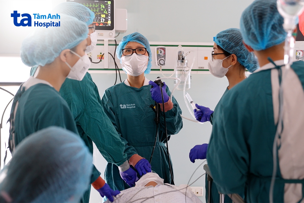 bác sĩ quyên thực hiện nội soi siêu âm để sinh thiết khối u vùng rốn phối