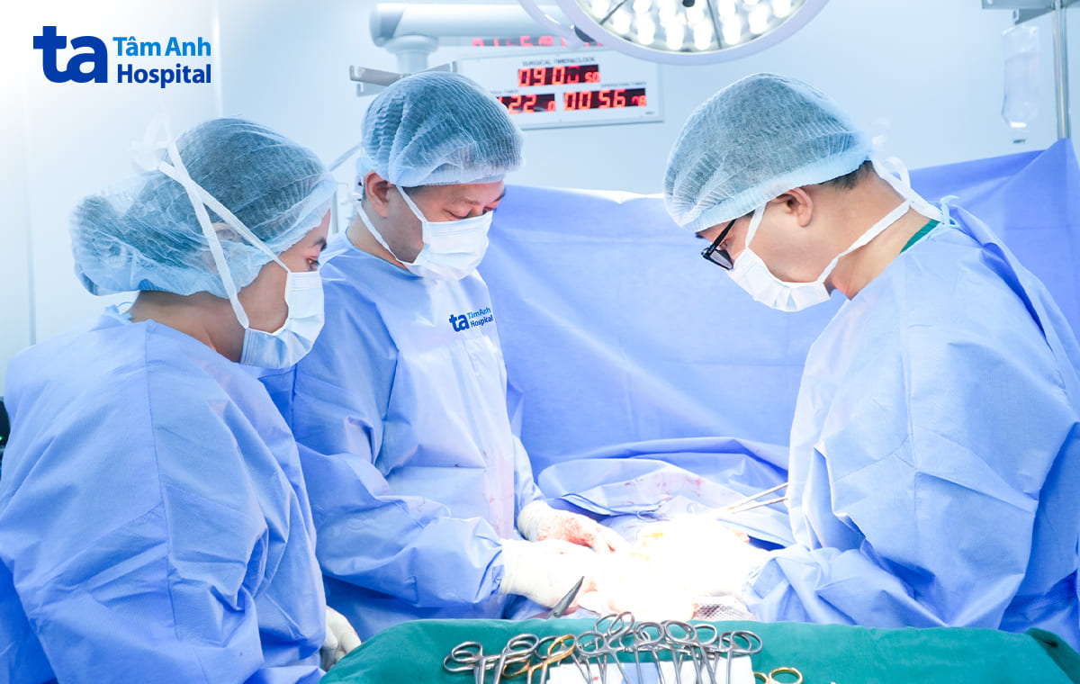 Tưởng viêm đường tiết niệu, phát hiện 3 khối u phụ khoa