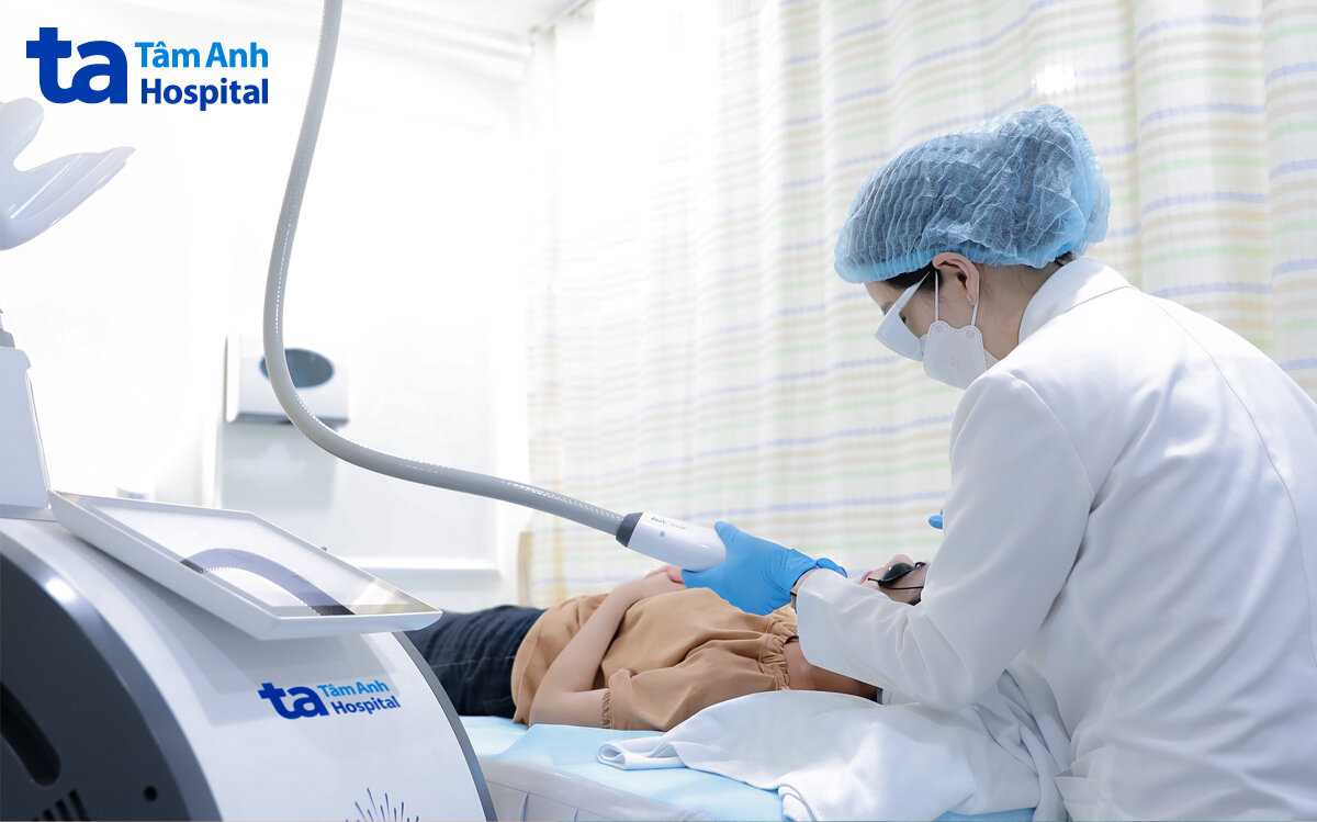 bác sĩ sử dụng công nghệ laser aviclear