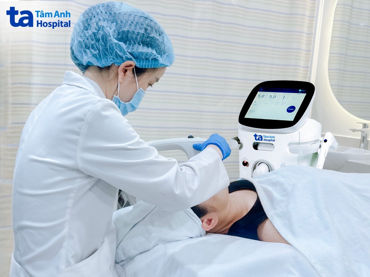 bác sĩ sử dụng công nghệ sóng siêu âm song song