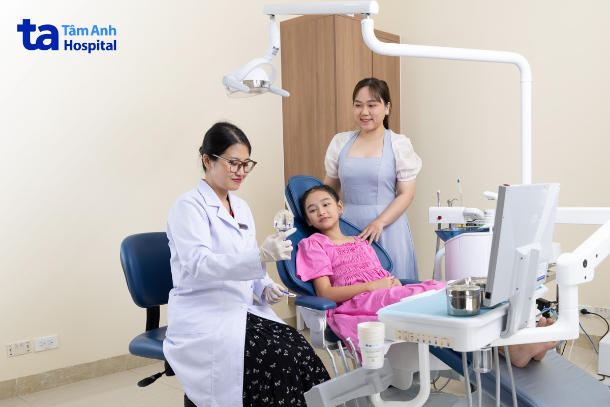 bác sĩ tại hệ thống bệnh viện đa khoa tâm anh đang tư vấn cho mẹ và trẻ