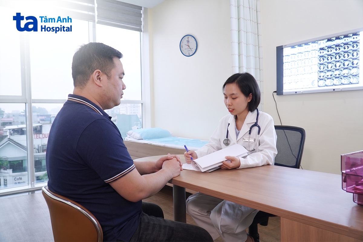 bác sĩ tái khám cho bệnh nhận trước khi ra viện