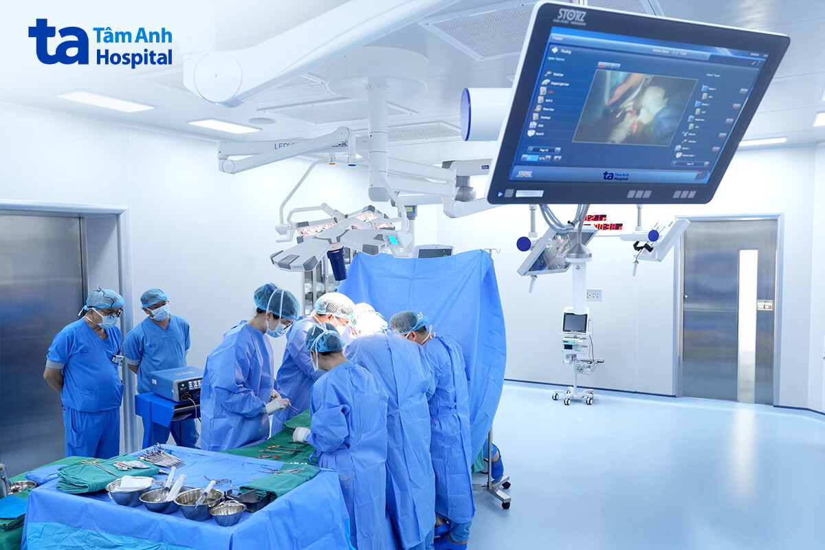 bác sĩ tâm anh thực hiện phẫu thuật trong phòng mổ hiện đại