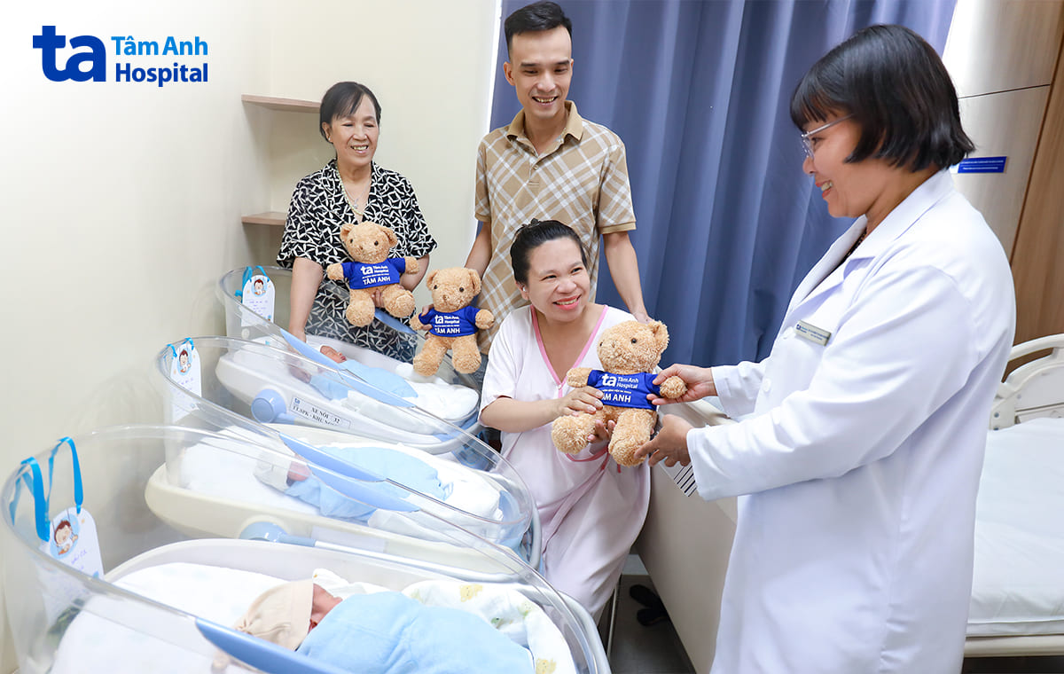 bác sĩ thăm chị sáu và ba bé sau sinh