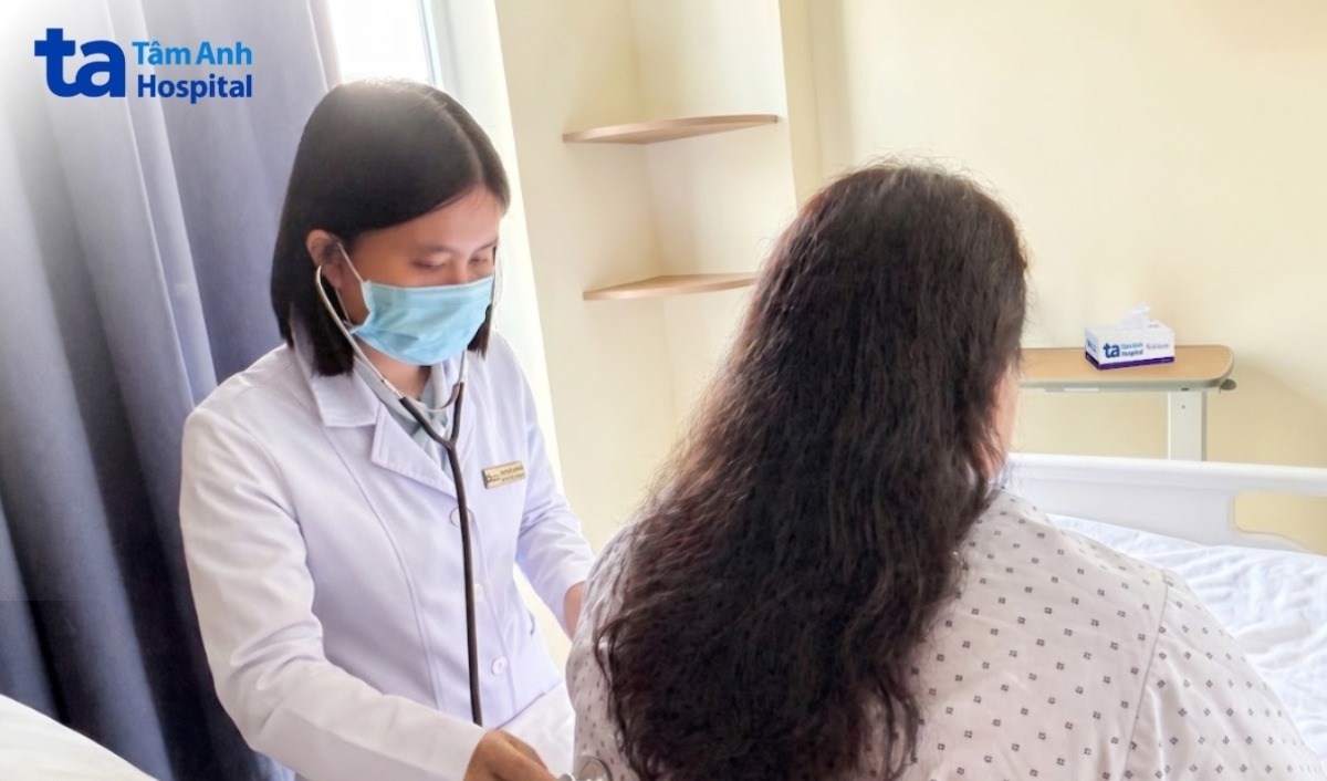 bác sĩ đang khám bệnh cho khách hàng