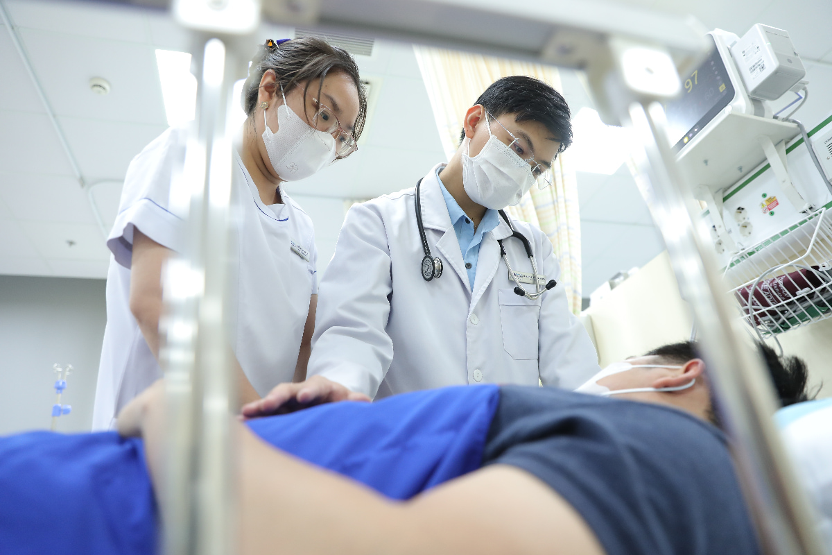 Bác sĩ thăm khám người bệnh tại khoa Cấp cứu