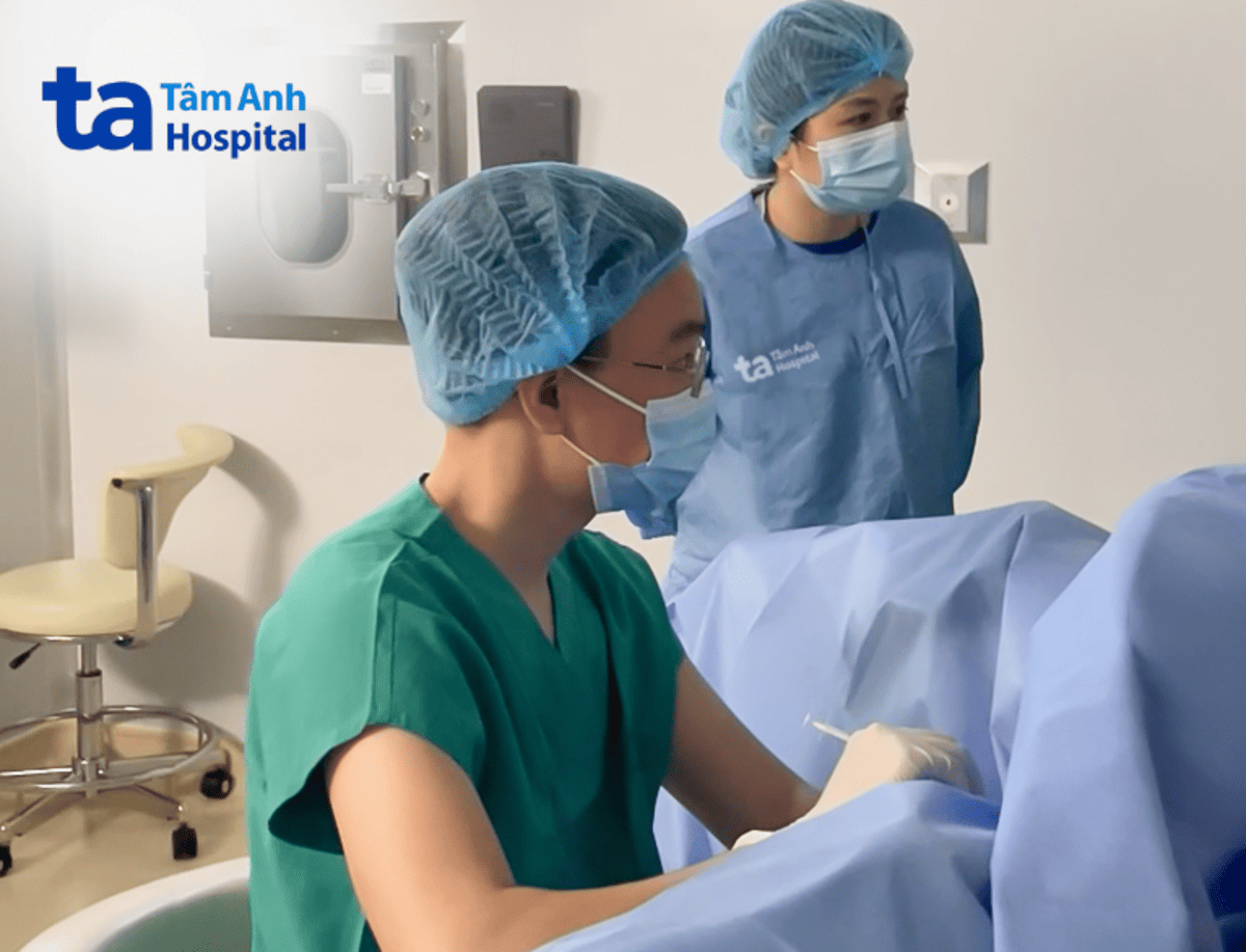 bác sĩ chuyển phôi cho bệnh nhân