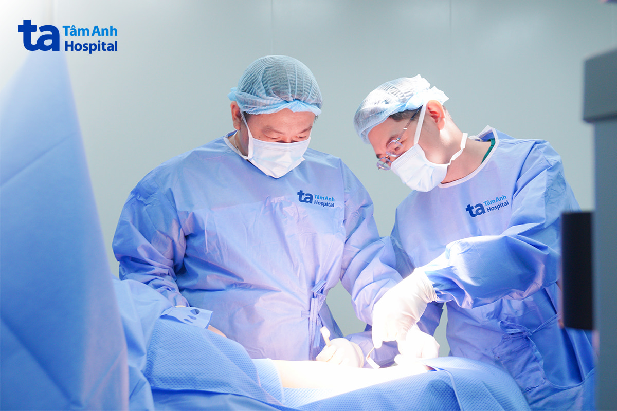 Bác sĩ Thế Anh cùng êkíp chuẩn bị phẫu thuật cho người bệnh
