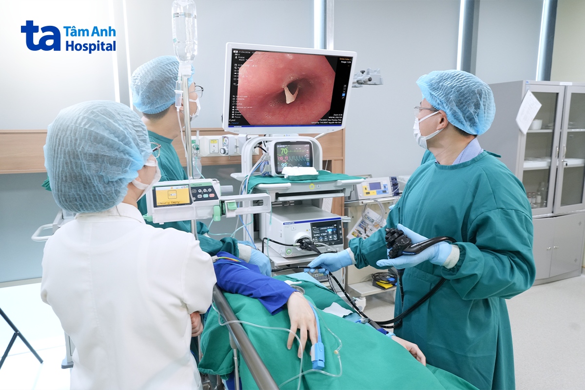 bác sĩ tiến hành gắp dị vật xương cá xuyên thủng thành thực quản