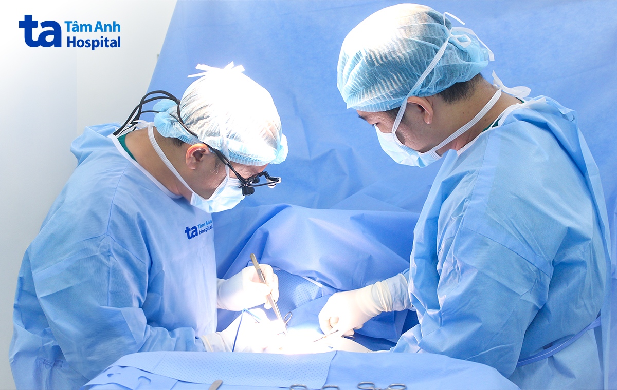 bác sĩ trọng và êkíp phẫu thuật cho tùng