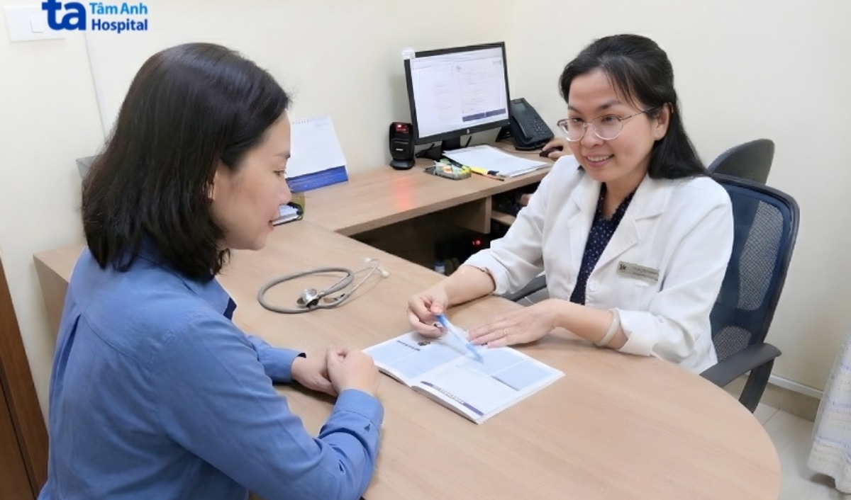 bác sĩ trúc đang tư vấn bệnh cho khách hàng