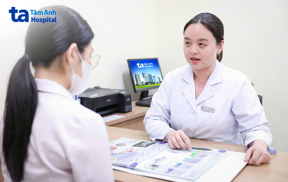 bác sĩ tư vấn phác đồ gom trứng và nuôi phôi cho bệnh nhân