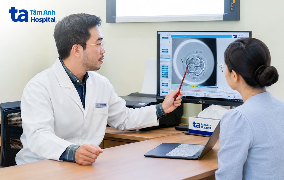 bác sĩ tư vấn phương pháp sàng lọc phôi tiền làm tổ