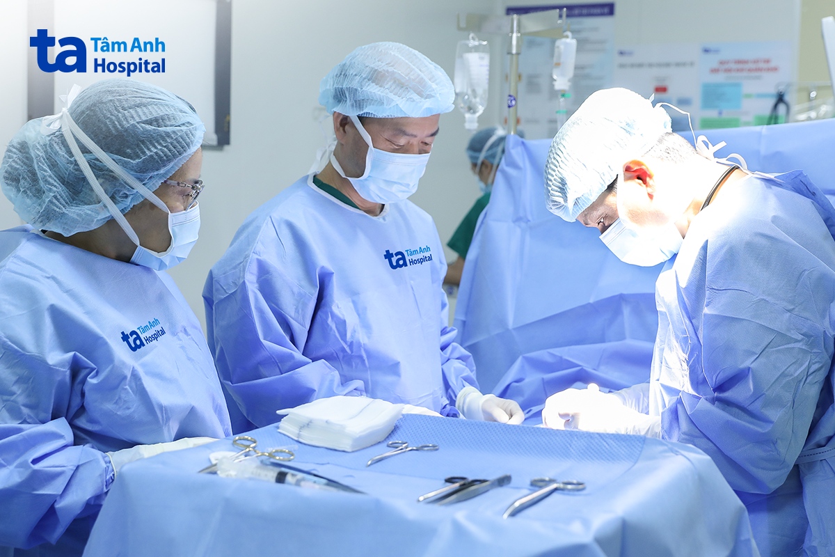 bác sĩ tuấn (đầu tiên, bên phải) cùng êkíp phẫu thuật cho trường
