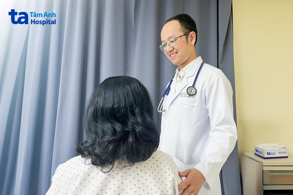 Bác sĩ Tuấn hỏi thăm sức khỏe bệnh nhân trước lúc xuất viện