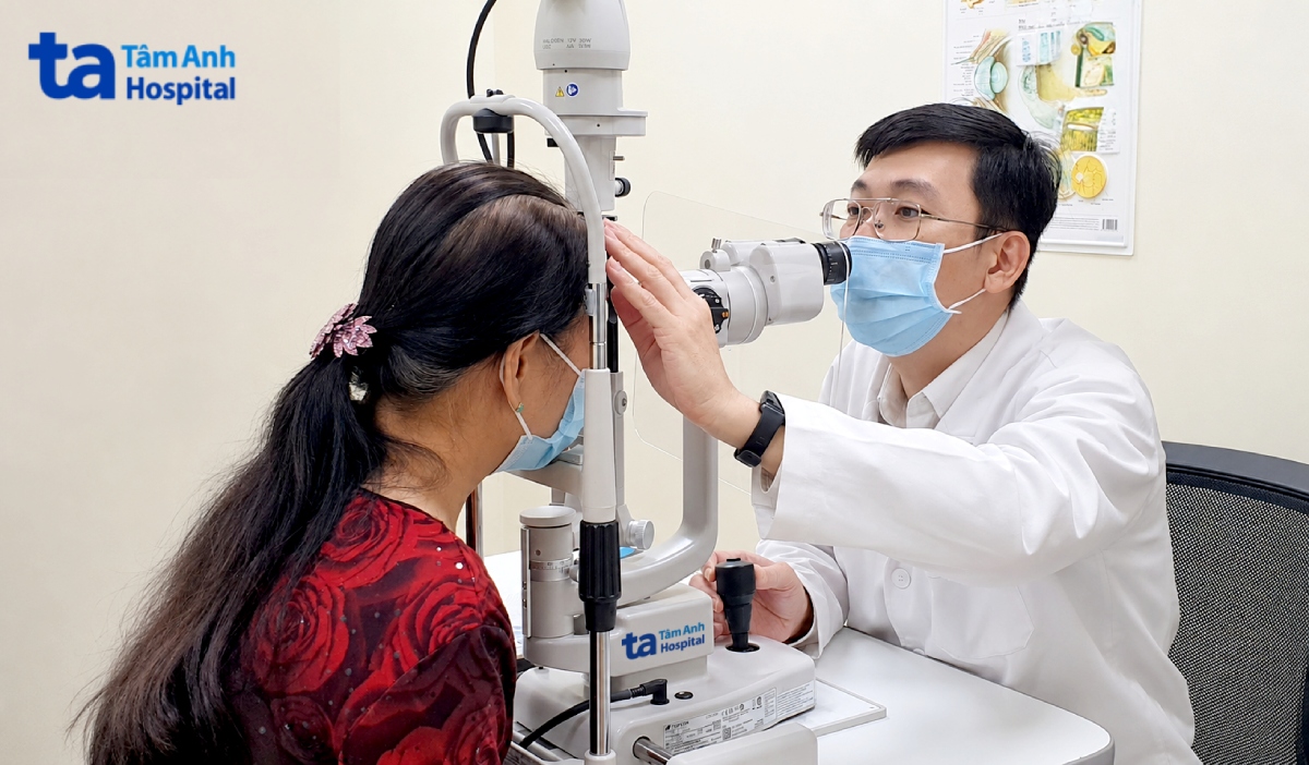 Bác sĩ Tùng kiểm tra mắt cho bà Hoa. Ảnh: Bệnh viện Đa khoa Tâm Anh.