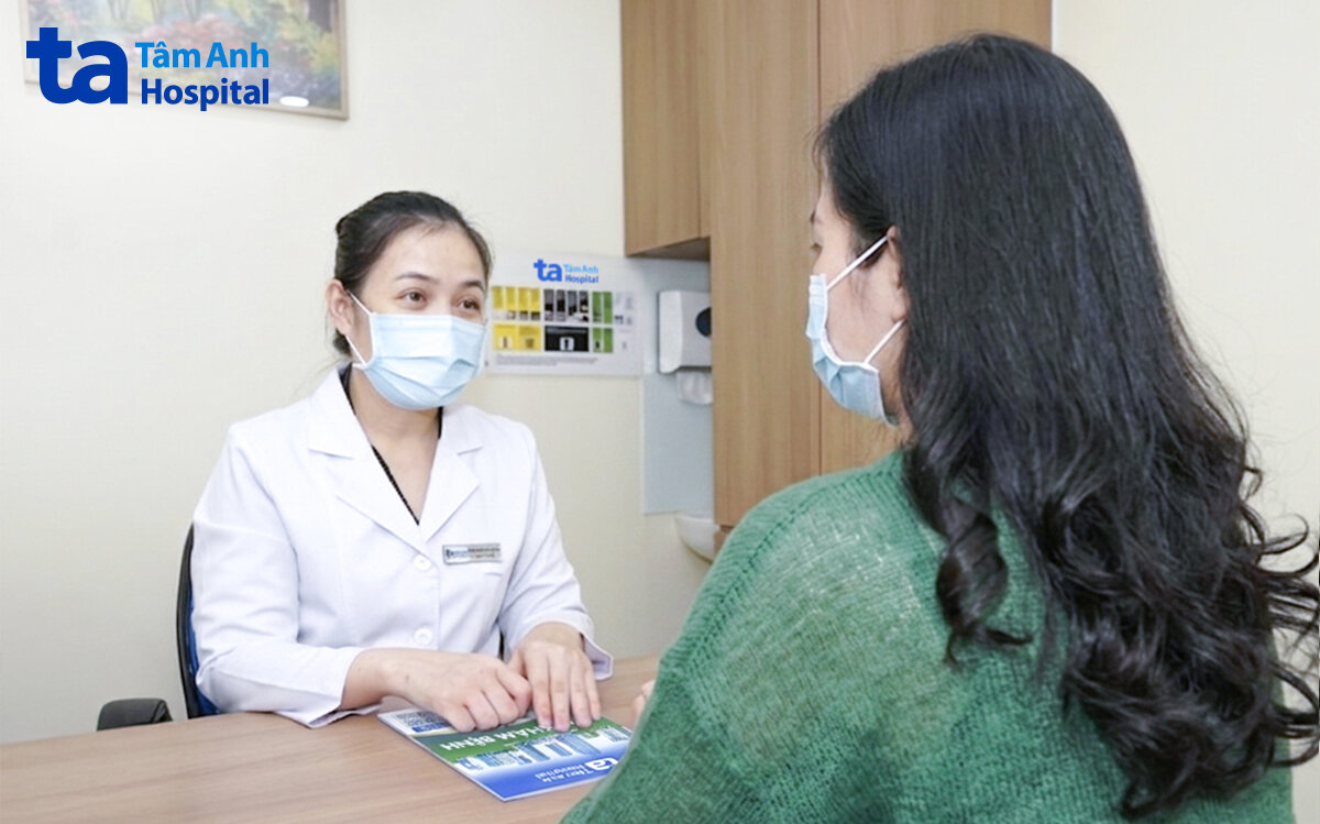 bác sĩ vân dặn dò khách hàng