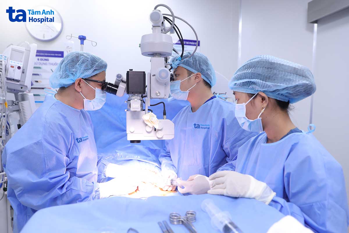 bác sĩ cùng êkíp thực hiện vi phẫu micro-tese tìm tinh trùng