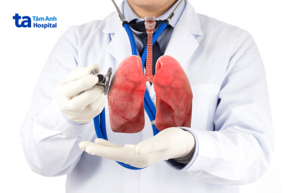 bác sĩ với lá phổi